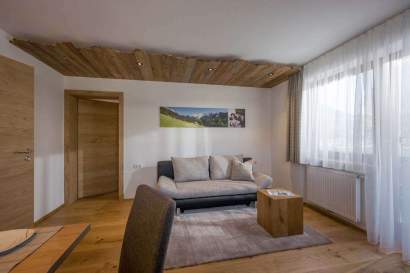 01b_ticklhof_app_seeblick_wohnzimmer_couch.jpg